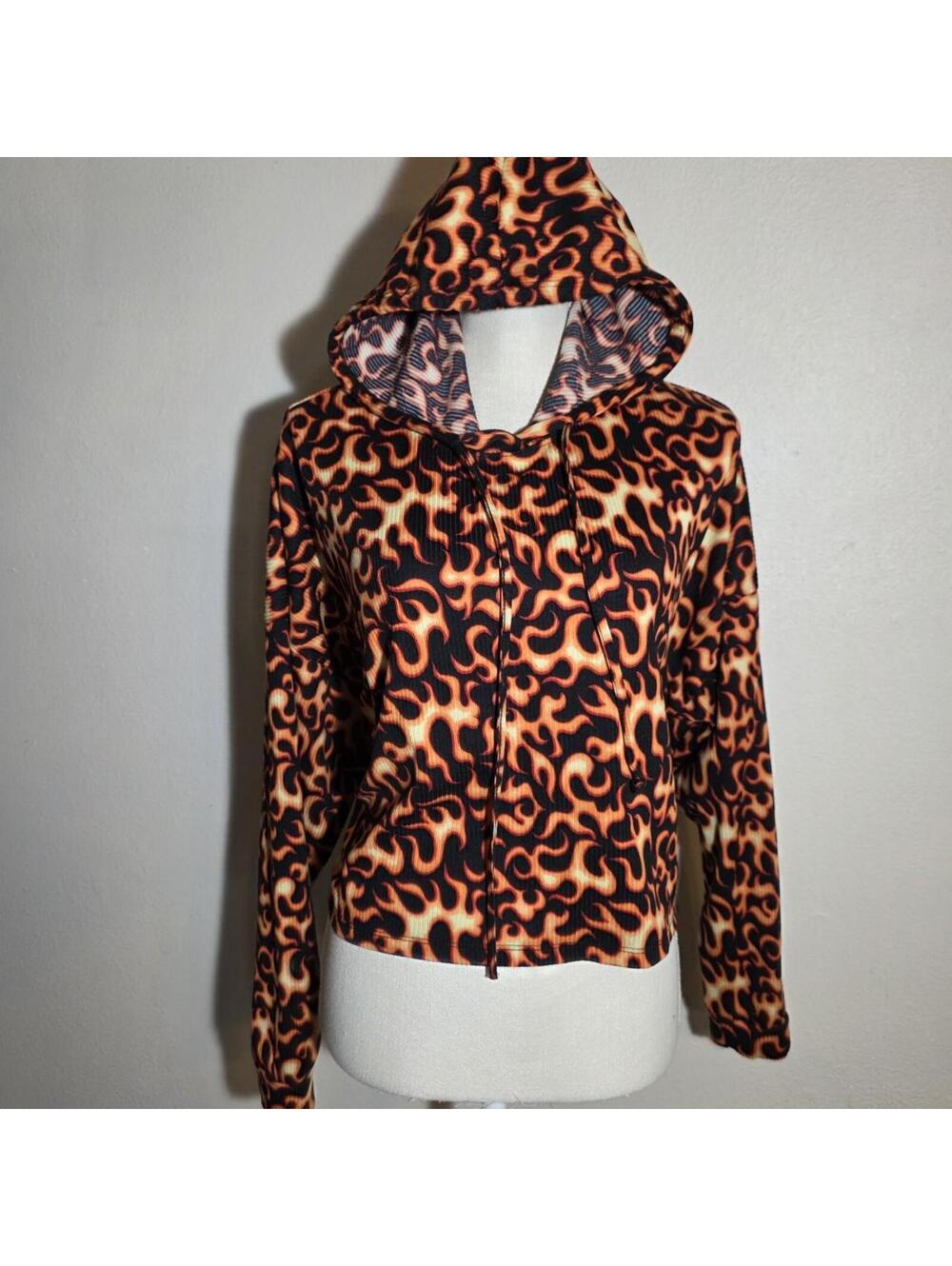 Flame print cropped hoodie 🔥🖤